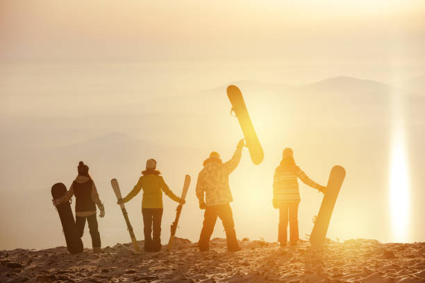 concetto di stazione sciistica per sciatori di gruppo - skiing ski family friendship foto e immagini stock