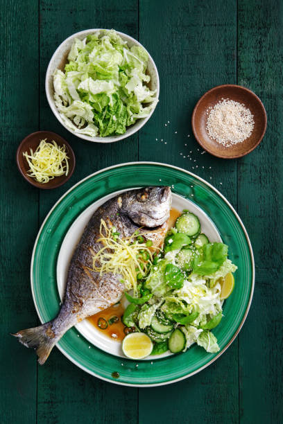 orata alla griglia con verdure - prepared fish prepared snapper freshness roasted foto e immagini stock