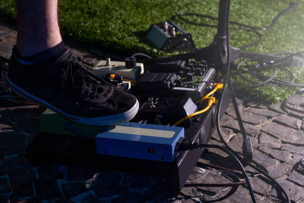 기타 쇼에 발 페달 - guitar photographic effects guitar pedal amplifier 뉴스 사진 이미지