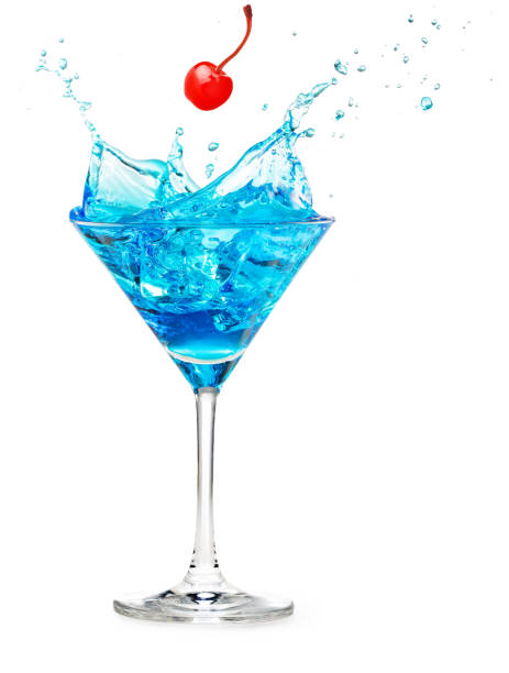 cocktail aux éclaboussures sur blanc bleu - spay photos et images de collection