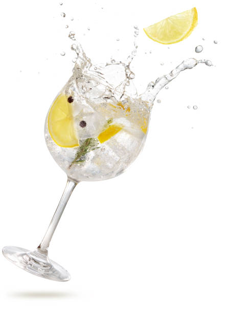 gin tonic cocktail splashing on white background - drink ice splashing spray imagens e fotografias de stock