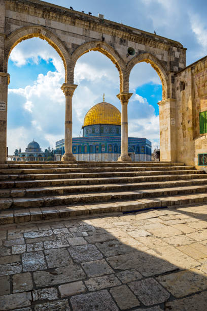 haube des felsens - dome of the rock jerusalem israel arch stock-fotos und bilder