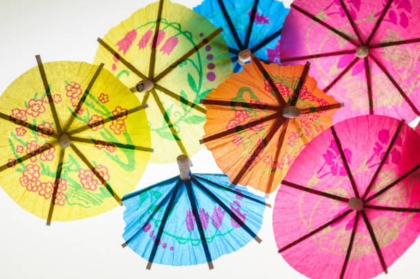 petit papier parapluies - drink umbrella umbrella pink paper photos et images de collection