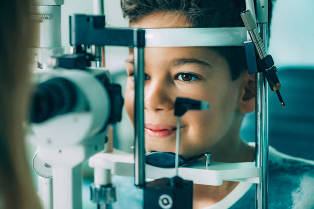 esame oculistico. oftalmologia, esame lampada a fessura, ragazzo della scuola che ha la vista controllata - optometrie foto e immagini stock