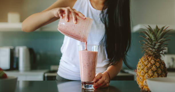 batido de fruta fresca preparación de mujer - smoothie fruit drink healthy lifestyle fotografías e imágenes de stock