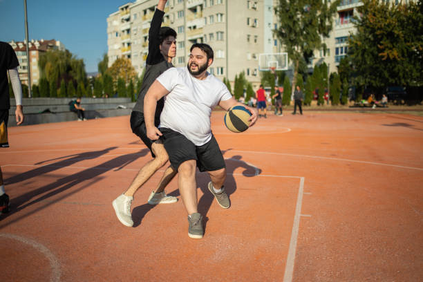auf den reifen fahren - streetball basketball sport men stock-fotos und bilder
