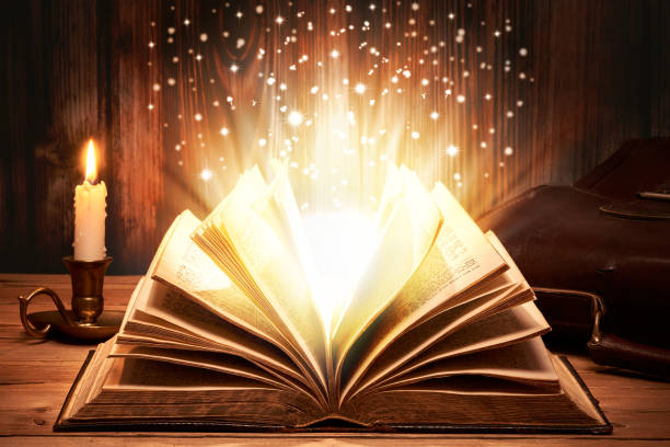 반짝과 마법의 오래 된 책 - candle mythology book literature 뉴스 사진 이미지
