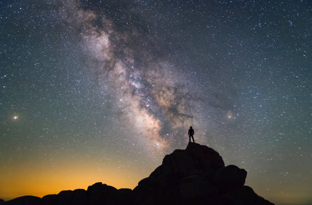 vía láctea. cielo de la noche y la silueta de un hombre de pie - secret to success fotografías e imágenes de stock