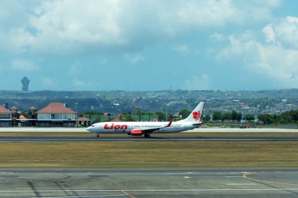 avión de lion air aterrizada en el ngurah rai internacional aeropuerto denpasar bali - landed airplane travel commercial airplane fotografías e imágenes de stock
