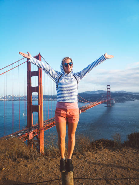 ここでの幸せな旅行者は、ゴールデン ゲート ブリッジ - golden gate bridge bridge san francisco county summer ストックフォトと画像