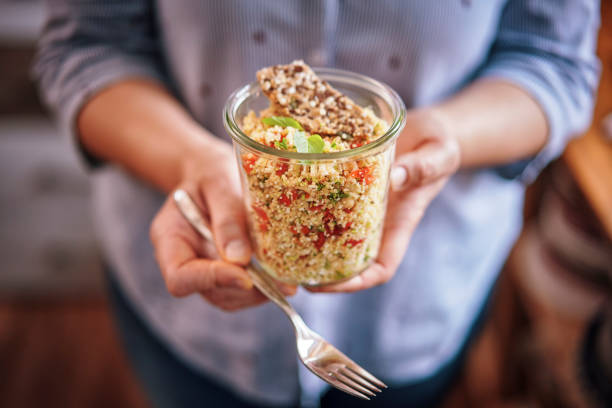 gesunden quinoa salat im glas - quinoa stock-fotos und bilder