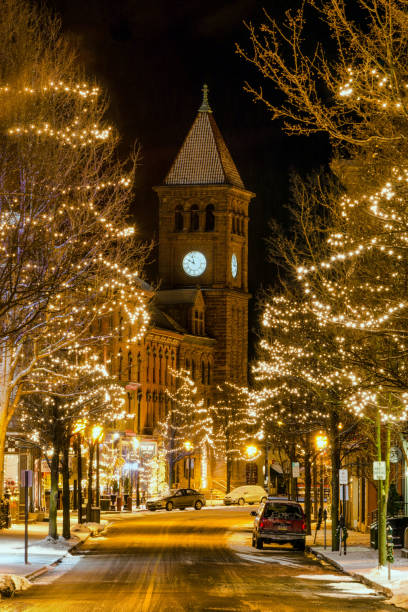 Jim Thorpe, Pennsylvania, with snow at lights at Christmas Downtown Jim Thorpe, PA, with the street lit, looking at the Courthouse the poconos stock pictures, royalty-free photos & images