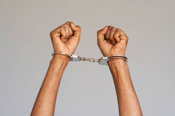 ręce przestępcze zamknięte w kajdankach. widok z bliska - freedom legal system handcuffs security zdjęcia i obrazy z banku zdjęć