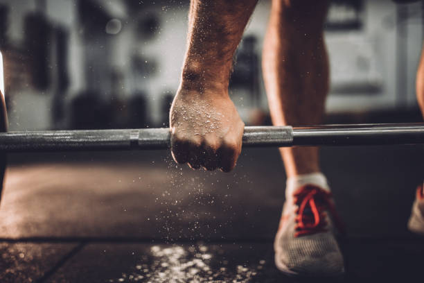 séance d’entraînement de l’homme dans la salle de gym - haltère photos et images de collection