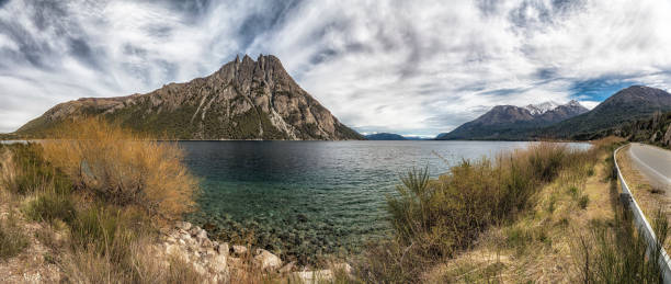 vista panorámica de montañas sobre el lago nahuel uapi, camino a villa la angostura, argentina - bariloche patagonia argentina lake fotografías e imágenes de stock