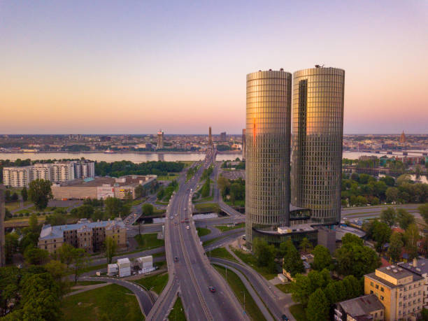 riga, lettonia, 25 maggio 2018. bella vista aerea sulle z-towers - daugava river foto e immagini stock