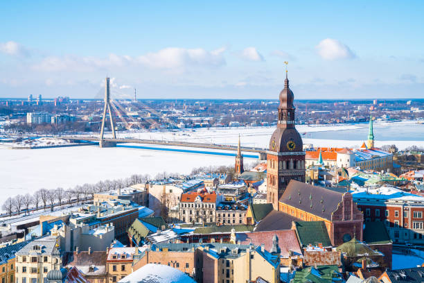 riga, lettonia. 20 febbraio 2017. vista aerea invernale del centro storico di riga dall'alto - daugava river foto e immagini stock