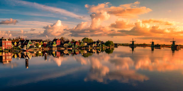 reflexiones de zaanse schans - dutch culture windmill landscape netherlands fotografías e imágenes de stock