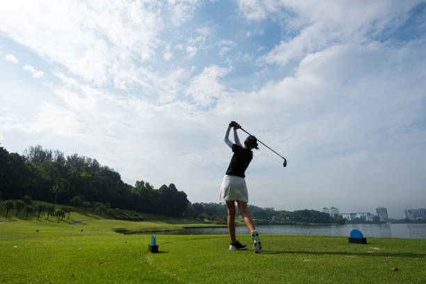 golfista fazendo o chip - tee box - fotografias e filmes do acervo