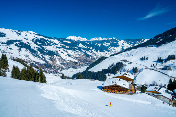 hermosa estación de esquí en las montañas en los alpes austríacos. - austria village chalet ski resort fotografías e imágenes de stock