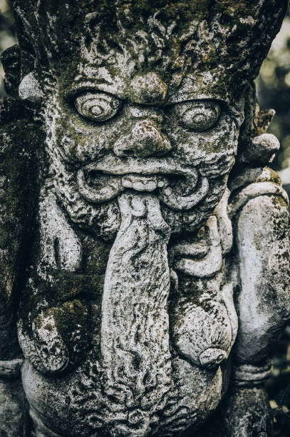 힌두교 불교 전통 돌 조각품의 근접 촬영 초상화입니다. 발리, 인도네시아 - bali sculpture balinese culture human face 뉴스 사진 이미지