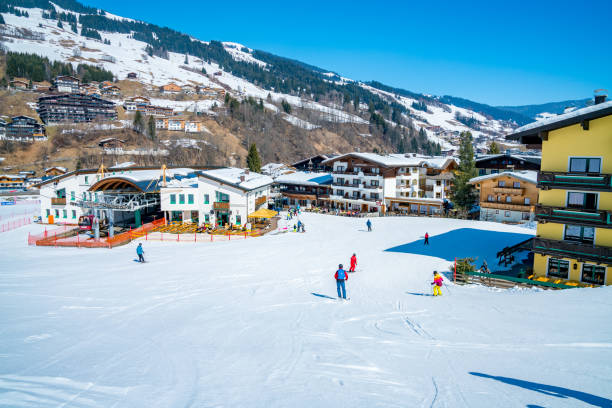 hermosa estación de esquí en las montañas en los alpes austríacos. - austria village chalet ski resort fotografías e imágenes de stock