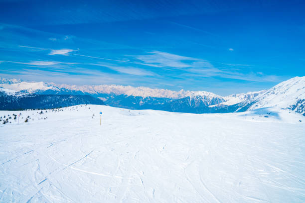 impresionantes vistas de montaña invierno ski resort - austria village chalet ski resort fotografías e imágenes de stock