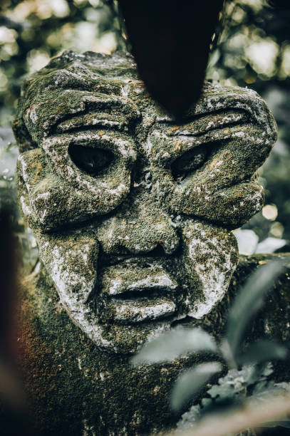 힌두교 불교 전통 돌 조각품의 근접 촬영 초상화입니다. 발리, 인도네시아 - bali sculpture balinese culture human face 뉴스 사진 이미지