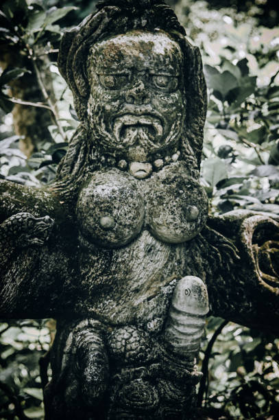 힌두교 불교 전통 돌 조각품의 근접 촬영 초상화입니다. 발리, 인도네시아 - bali sculpture balinese culture human face 뉴스 사진 이미지