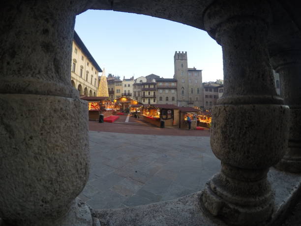 fiera popolare con vendita oggetti natalizi ad arezzo, italia - arezzo foto e immagini stock