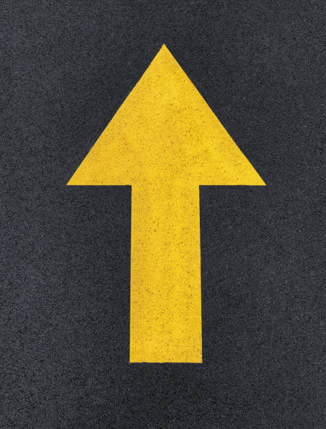 прямо вперед знак на асфальте - one way the way forward arrow sign directional sign стоковые фото и изображения