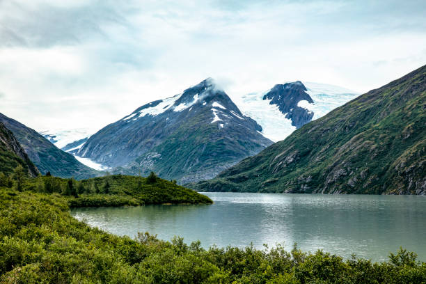 portage glacier et lac - kenai peninsula - alaska - portage lake photos et images de collection