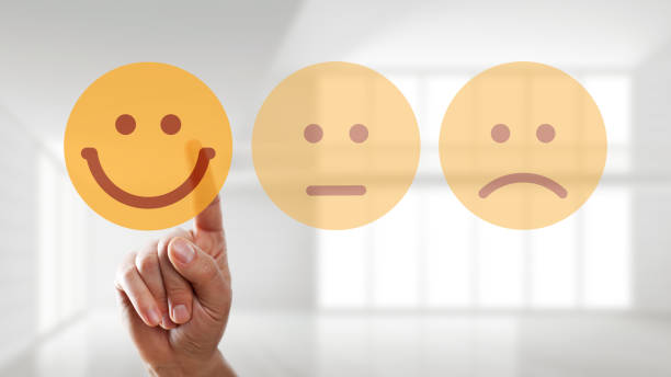 mano es seleccionar un emoticón feliz estado de ánimo - emoción positiva fotografías e imágenes de stock