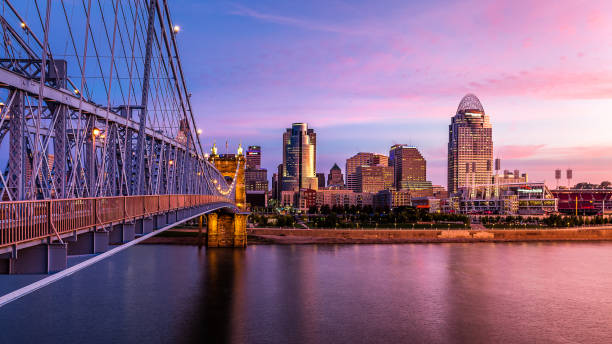 夕暮れ時のシンシナティ スカイライン - cincinnati ストックフォトと画像