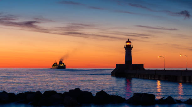 日の出運河公園灯台 - beach sunrise waterbreak sea ストックフォトと画像