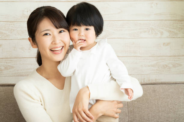 アジアの母と赤ちゃん - 日本人　親子 ストックフォトと画像