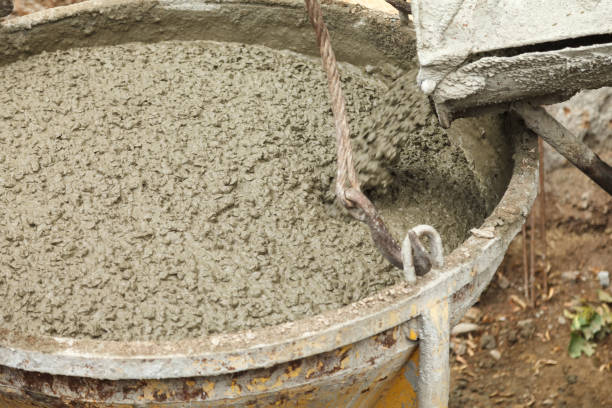 istock Pouring concrete into the construction of the house 1070845712