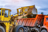rad-lader-bagger-mit-bagger-abladen-ton.