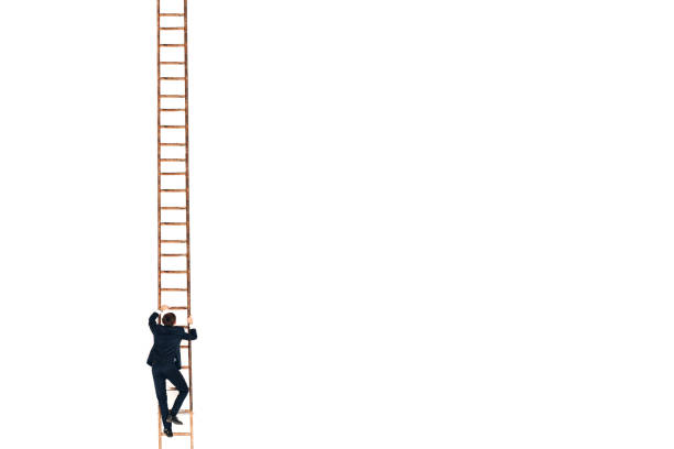 hombre de negocios en traje negro levantar la escalera. trayectoria y crecimiento en concepto de negocio. blanco fondo copia espacio. - black ladder white staircase fotografías e imágenes de stock