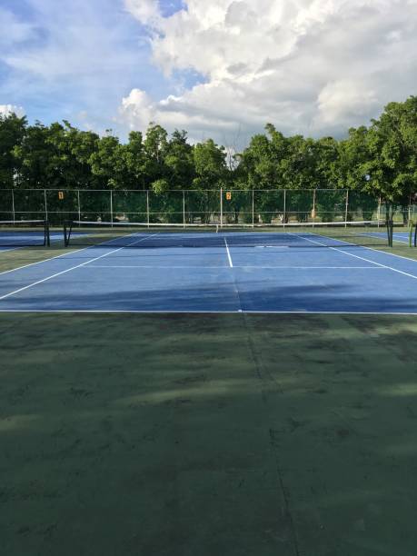 istock Old tennis court 1070869462
