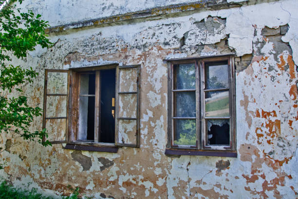 casa velha abandonada - house farm brick chimney - fotografias e filmes do acervo
