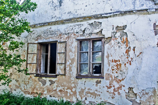 casa velha abandonada - house farm brick chimney - fotografias e filmes do acervo
