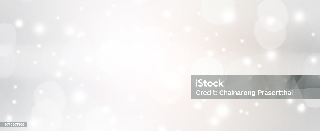 astratto sfocato di colore argento con bokeh e scintillante sfondo di caduta della neve per il concetto di design. - Foto stock royalty-free di Sfondi