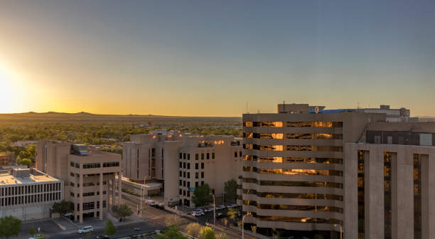 albuquerque - vue des bureaux du centre-ville et les volcans de petroglyph national monument au coucher du soleil au printemps dans downtown albuquerque, new mexico, usa. - aerial view albuquerque new mexico usa photos et images de collection