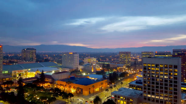 san jose, silicon valley, aussicht auf die innenstadt, das tech museum, mcenery convention center, silicon valley und den santa cruz mountains bei sonnenuntergang. - tella stock-fotos und bilder