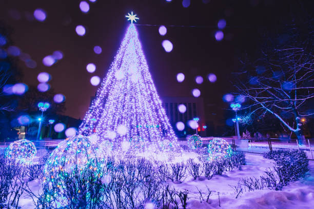 istock Christmas tree with balls of lanterns 1070896714
