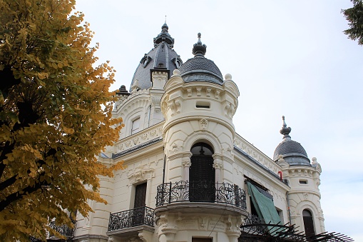 Built in the early nineteenth century, between 1846 and 1860, the city of Saint-Denis hotel, Reunion, recently underwent a major restoration campaign.