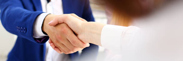 человек в костюме пожать друг другу руки, как привет в офисе крупным планом - recruitment greeting business interview стоковые фото и изображения