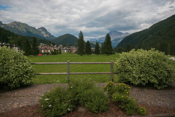 vista de verão de folgarida em trentino-alto ádige - altoadige - fotografias e filmes do acervo