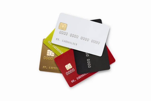 pile de cartes de crédit multicolores sur fond blanc - credit card photography stack finance photos et images de collection